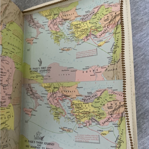 Holy Bible with Concordance in white zipped case Kings James version. - Picture 13 of 16